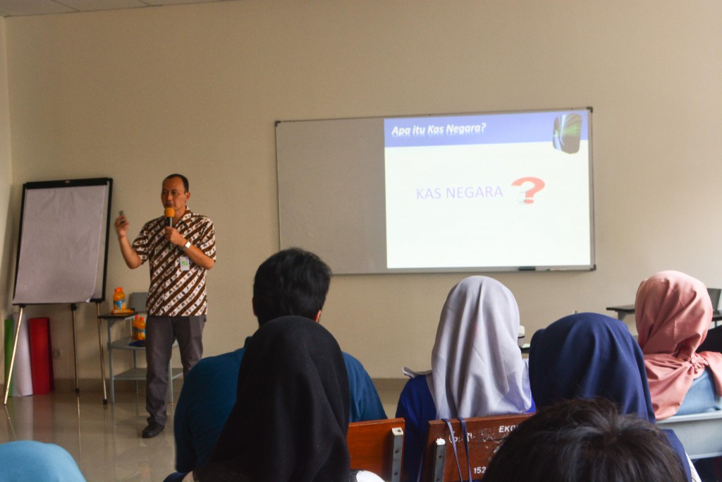 Ahmad Wiyoso, S.E., M.M. salah satu peserta Diklat Kepemimpinan sedang memberikan materi mengenai pengelolaan kas negara, Kamis (17/03/2016). Beliau merupakan Kasi Analisa Statistik dan Penyusunan Laporan Keuangan Kanwil Ditjen Perbendaharaan Provinsi Jawa Timur.