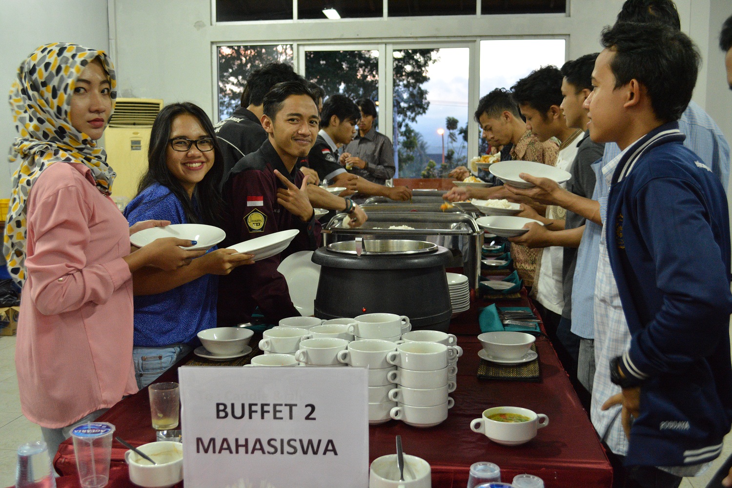 Mahasiswa perwakilan ormawa menikmati menu buka bersama seusai acara.