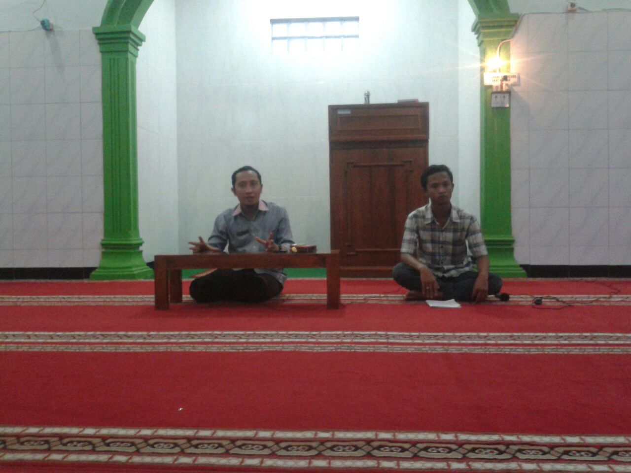 Ali Imron, S.S., M.Hum., (kiri) saat menyampaikan tauziah dengan tema Cintaku Bersemi di Bulan yang Suci (Allah SWT dan RasulNYA) bertempat di Masjid Mambaul Ulum, Kamis (16/06/2016)