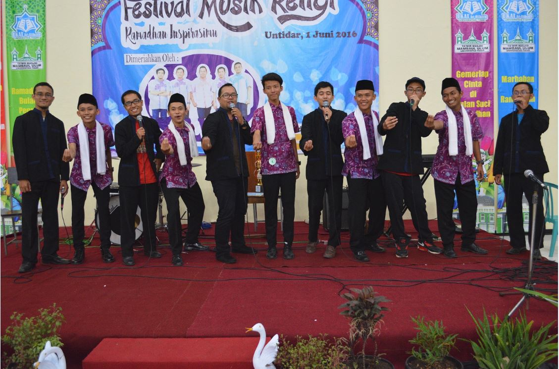 Juara 1 Festival Musik Religi UKAI “Ar-Ribath”, grup SMA N 3 Magelang berfoto bersama G-Vo seusai penyerahan hadiah.