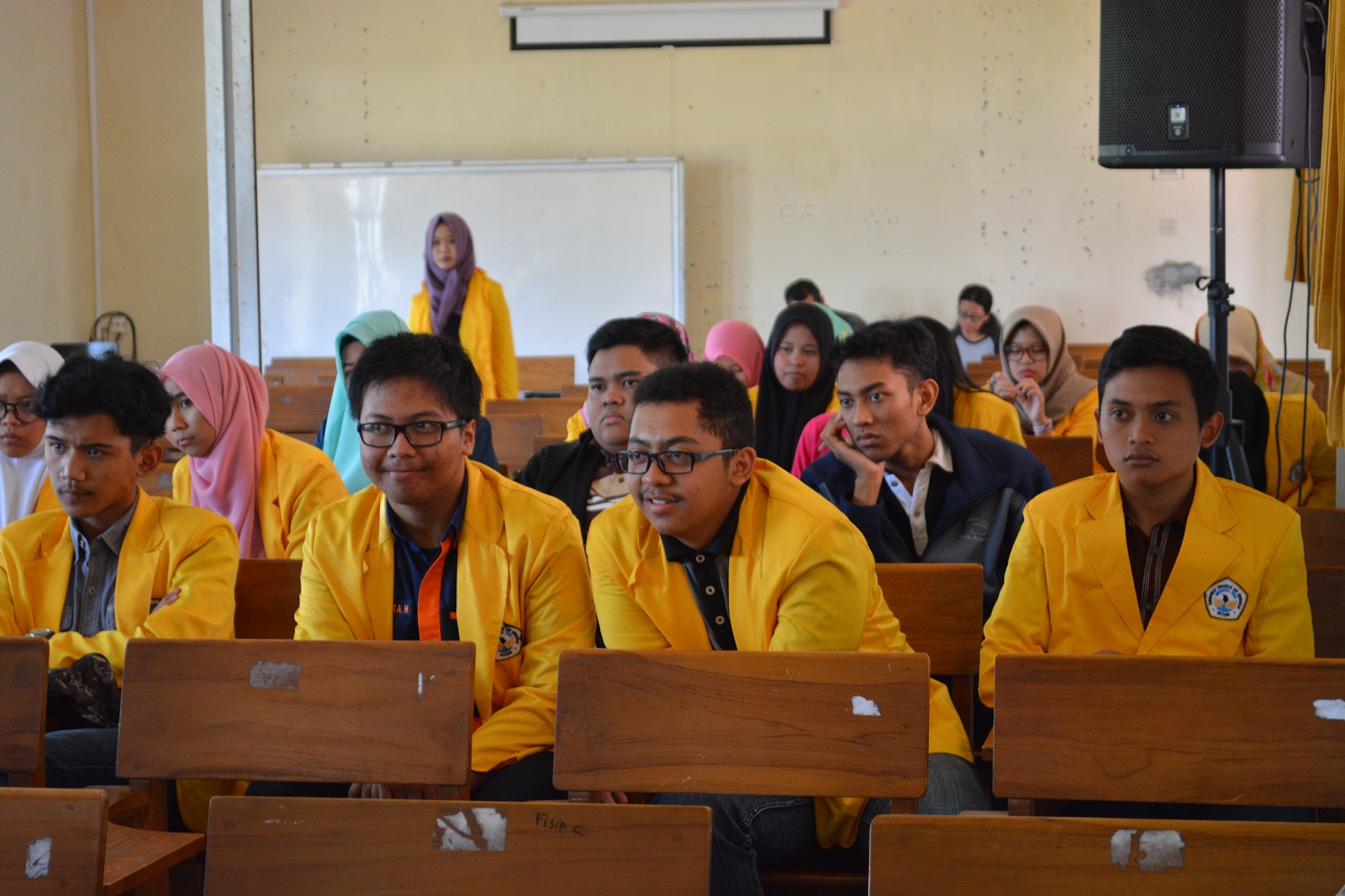 Peserta kuliah umum Komnas HAM saat mendengarkan materi di gedung Fisipol UNTIDAR