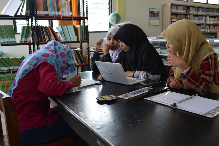 Mahasiswa dapat memanfaatkan ruang perpustakaan untuk berdiskusi dan mengerjakan tugas kuliah.