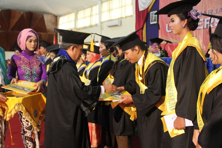 Rektor UNTIDAR (kiri) menyerahkan penghargaan Wisudawan Wirausaha kepada Propa Hutama.