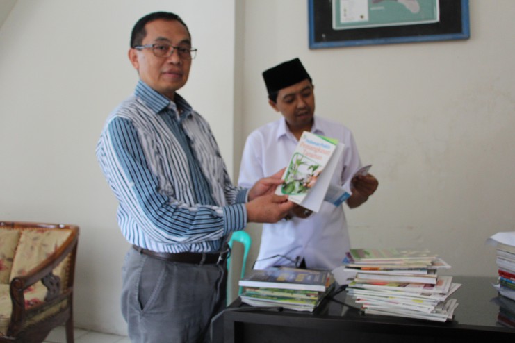 Ir. Usman Siswanto, M.Sc., Ph.D., Kepala LPPM PMP UNTIDAR saat menunjukkan buku-buku pertanian, peternakan, dan buku tema lain yang diharapkan dapat membantu dalam pengembangan Desa Balesari.