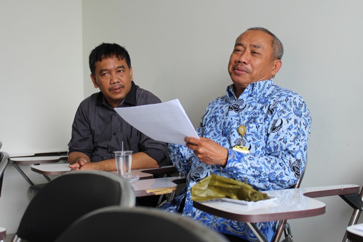 Rektor UNTIDAR, Prof. Dr. Cahyo Yususf, M.Pd. (kanan) didampingi Ketua APPBIPA Jateng, Yusro Edy Nugroho, S.S., M.Hum. (kiri) saat berdiskusi dengan panitia BCL 2017.