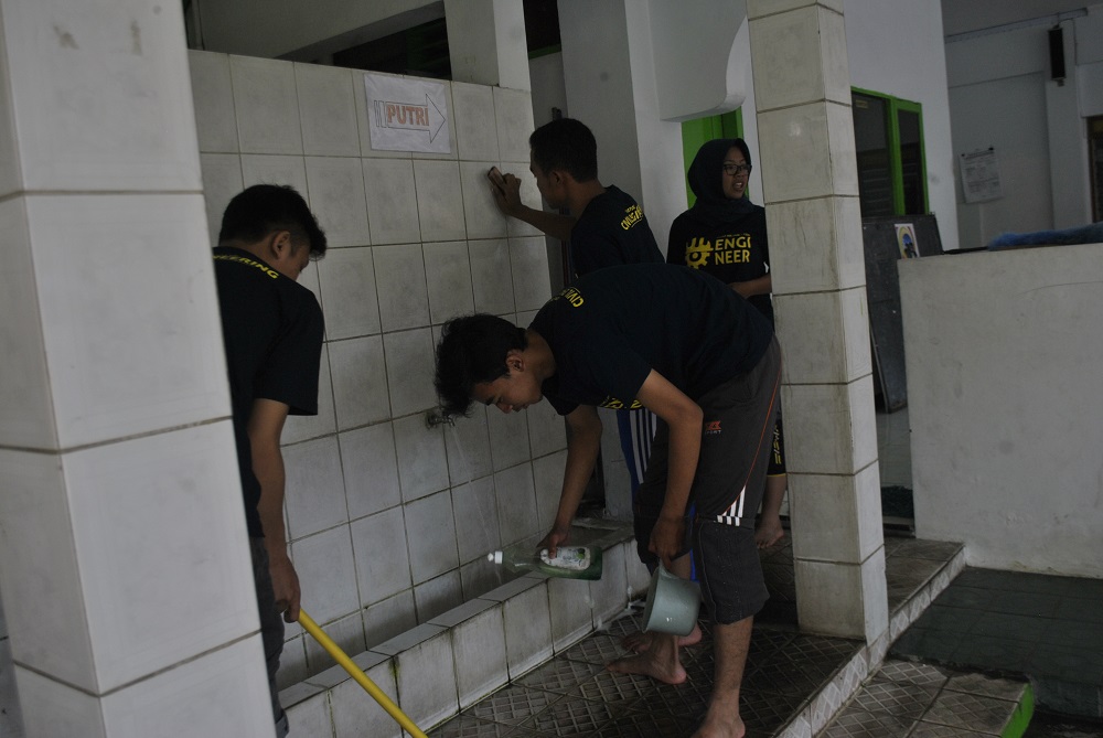 Beberapa mahasiswa sedang membersihkan tempat wudhu di Masjid Al Hidayah Potrobangsan.