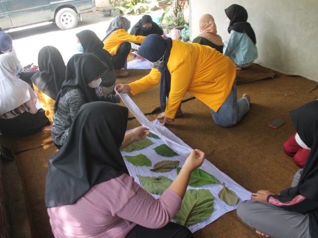 Mahasiswa Prodi S1 Pendidikan Matematika Dampingi Anggota Karang Taruna Desa Kupen Pringsurat Temanggung Hasilkan Karya Batik Ecoprint Yang Unik dan Kekinian