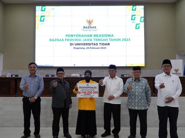 Baznas Provinsi Jawa Tengah Serahkan Beasiswa Kepada 40 Mahasiswa UNTIDAR