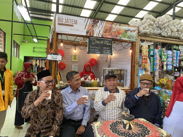 HIMAPBIO UNTIDAR Resmikan Kafe Jamu ‘Bu Jatem” di Pasar Babrik, Tempuran, Kabupaten Magelang