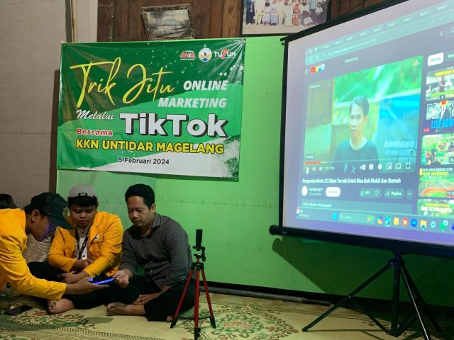 Mahasiswa KKN Untidar Kenalkan Strategi Pemasaran Via Tiktok di “Kampung Kaos” Drojogan, Sidomulyo Salaman.