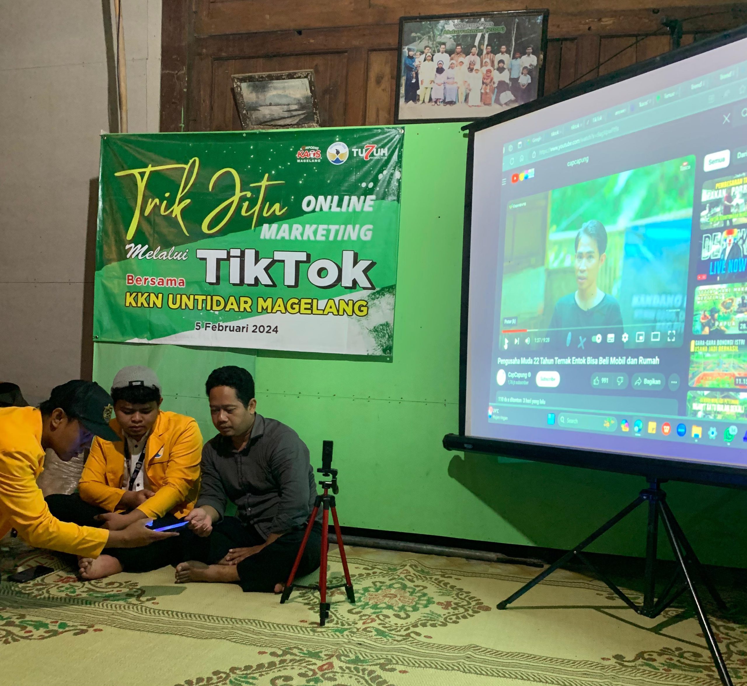 Pelatihan digital marketing dengan TikTok di Kampung Kaos Desa Drojogan, Sidomulyo, Salaman.