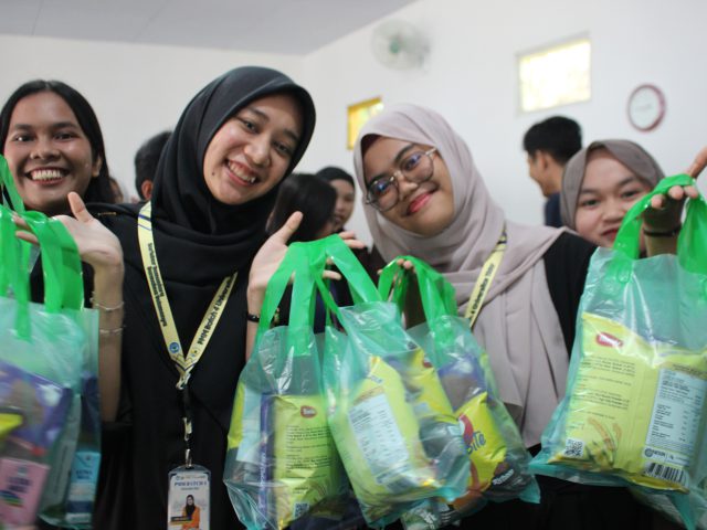 Bulan Ramadhan, Mahasiswa PMM 4 Inbound UNTIDAR Berbagi di Panti Asuhan
