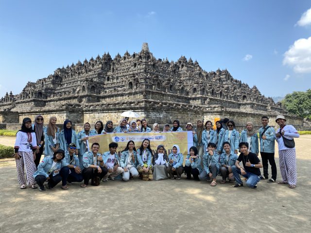 Ulik Warisan Budaya Bangsa, Mahasiswa PMM 4 Kunjungi Wisata Bukit Rhema dan Candi Borobudur.